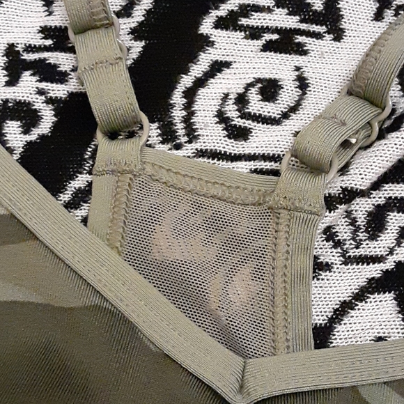 Pink VS camo sports bra - Picture 3 of 5